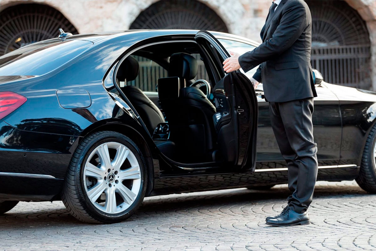 How Should You Present Yourself As A Luxury Chauffeur?